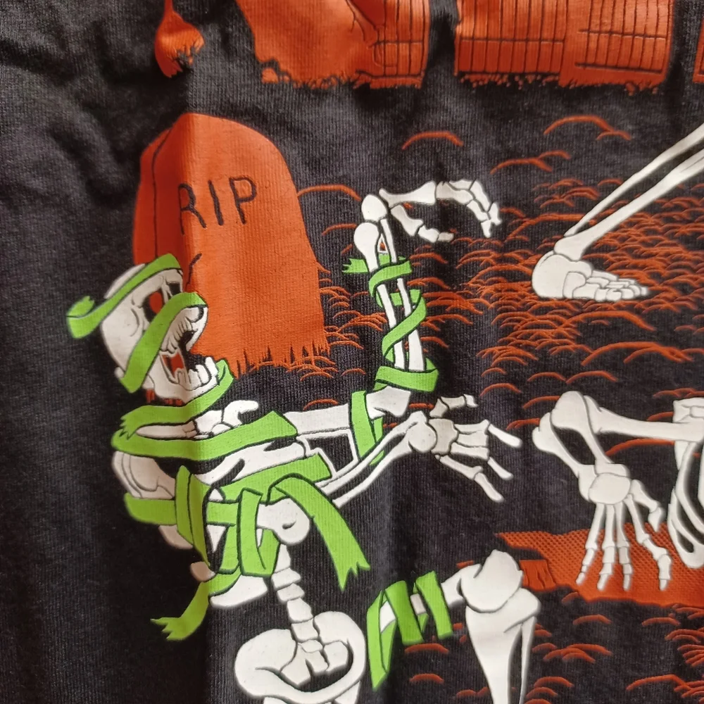 HALLOWEEN tee skeletons in graveyard